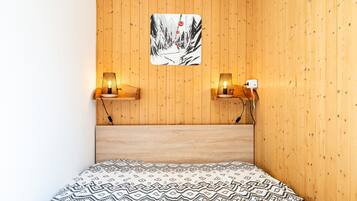 1 chambre, fer et planche à repasser