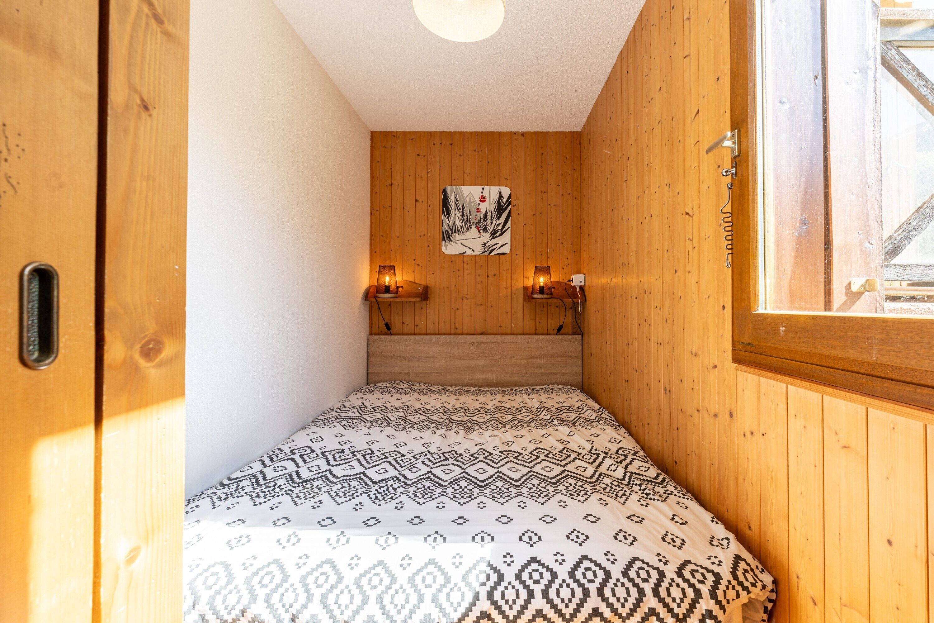 1 chambre, fer et planche à repasser