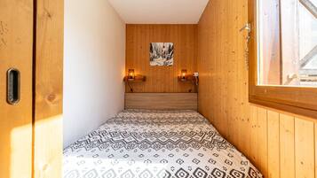 1 chambre, fer et planche à repasser