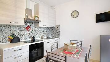 Kühlschrank, Mikrowelle, Ofen, Herdplatte