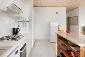 Kjøleskap, ovn, kokeplater og oppvaskmaskin