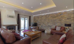 Televisie, een open haard en videospelletjes