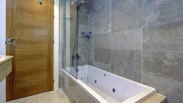 Douche, séchoir à cheveux, serviettes fournies