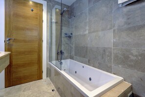 Dusche, Haartrockner, Handtücher
