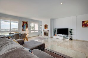 TV - Apartment 'Casa de Mairena' with Sea & Mountain View and Wi-Fi (Elviria)