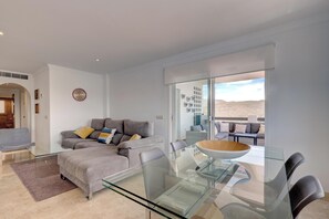 TV - Apartment 'Casa de Mairena' with Sea & Mountain View and Wi-Fi (Elviria)