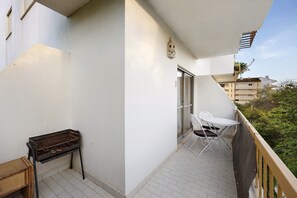 Outdoor dining - Apartment 'Sol De Alvor' with Shared Pool, Shared Garden and Wi-Fi (Alvor)