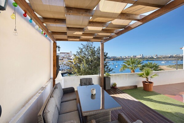 تناول الطعام بالخارج