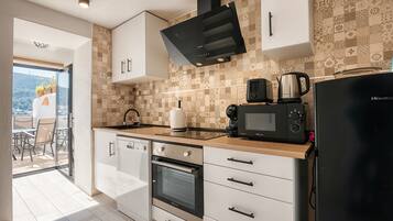 Kühlschrank, Mikrowelle, Ofen, Herdplatte