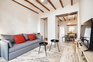 Una televisión, una chimenea