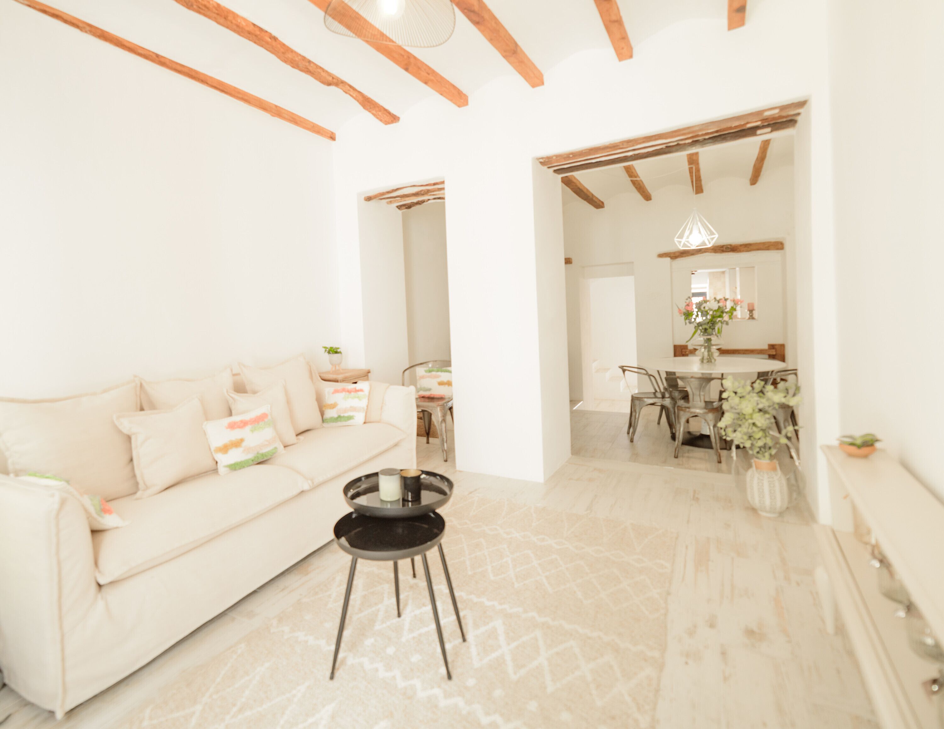 Een televisie en een open haard