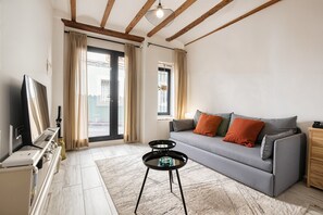 Una televisión, una chimenea