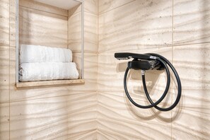 Shower, hair dryer, towels - Holiday Home 'Mirasol' with Mountain View, Private Terrace and Wi-Fi (Benitachell)