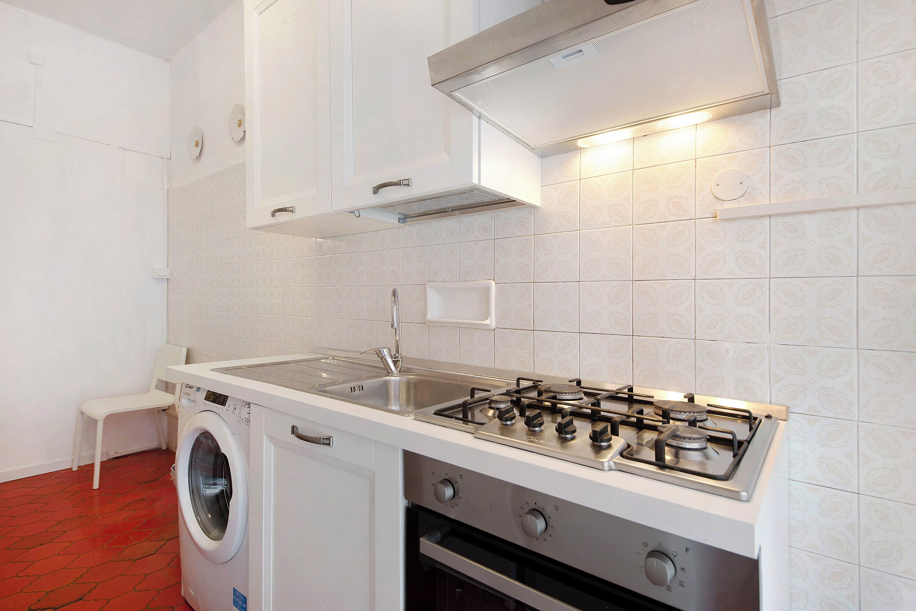 Køleskab, mikrobølgeovn, ovn, kogeplade