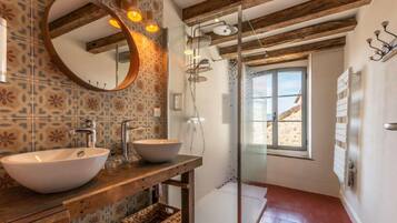 Shower, hair dryer, towels