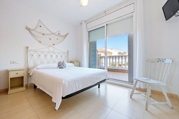 3 bedrooms, free WiFi, bed sheets - Holiday Home 'Isaac Casalot' with Shared Pool, Wi-Fi and Air Conditioning (Les Planes del Rei)