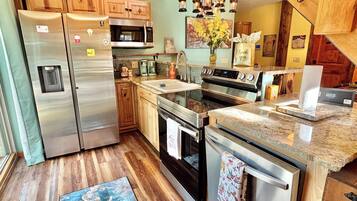 Réfrigérateur, micro-ondes, four, plaque de cuisson