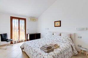 2 bedrooms, free WiFi, bed sheets - Apartment 'Flamingo House' with Balcony, Wi-Fi and Air Conditioning (Cabras)