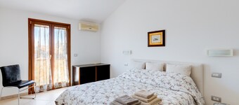 Apartment 'Flamingo House' with Balcony, Wi-Fi and Air Conditioning