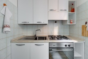 Frigorifero, microonde, forno, piano cottura