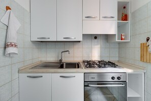 Fridge, microwave, oven, stovetop - Apartment 'Flamingo House' with Balcony, Wi-Fi and Air Conditioning (Cabras)