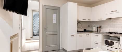 Frigorifero, microonde, piano cottura, macchina per tè/caffè