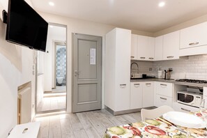 Kjøleskap, mikrobølgeovn, kokeplater og kaffetrakter/tekoker