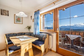 Dining - Apartment 'Stücklhof Wohnung Rose' with Mountain View, Shared Garden and Wi-Fi (San Genesio Atesino)