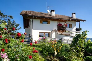 Exterior - Apartment 'Stücklhof Wohnung Rose' with Mountain View, Shared Garden and Wi-Fi (San Genesio Atesino)
