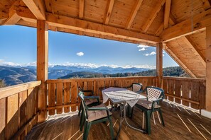 Outdoor dining - Holiday Apartment 'Stücklhof Wohnung Edelweiss' with Mountain View (San Genesio Atesino)