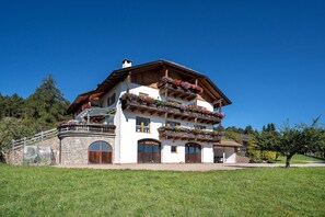 Exterior - Holiday Apartment 'Stücklhof Wohnung Edelweiss' with Mountain View (San Genesio Atesino)