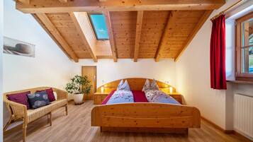2 bedrooms, WiFi (free), bed sheets