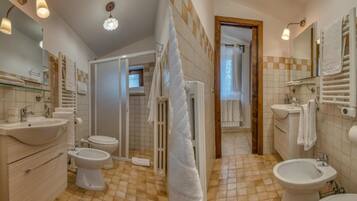 Douche, sĂšche-cheveux, serviettes fournies