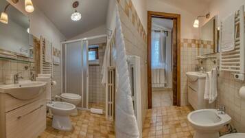 Suihku, hiustenkuivaaja, pyyhkeet