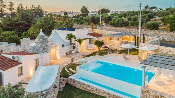 A modern villa with a swimming pool, stone walls, and a garden. - Villa 'Trulli Life' with Private Pool, Wi-Fi and Air Conditioning (Putignano)