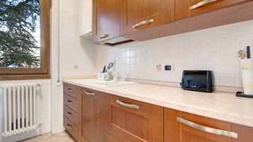 Fridge, oven, stovetop, coffee/tea maker