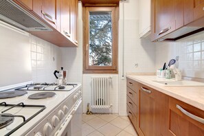 Fridge, oven, stovetop, coffee/tea maker