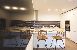 Køleskab, mikrobølgeovn, ovn, kogeplade