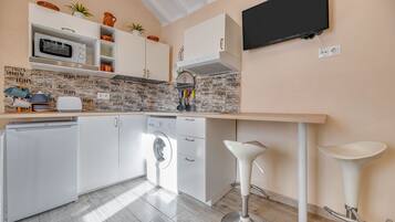 Fridge, microwave, stovetop, coffee/tea maker