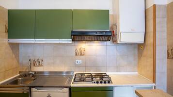 Frigorifero, microonde, forno, piano cottura