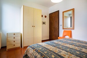 2 bedrooms, iron/ironing board, free WiFi