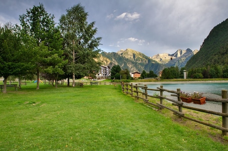 施設の敷地. Holiday Apartment "La Tua Casa A Brusson" with Mountain View & Shared Garden