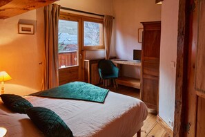 5 bedrooms, iron/ironing board, free WiFi, bed sheets