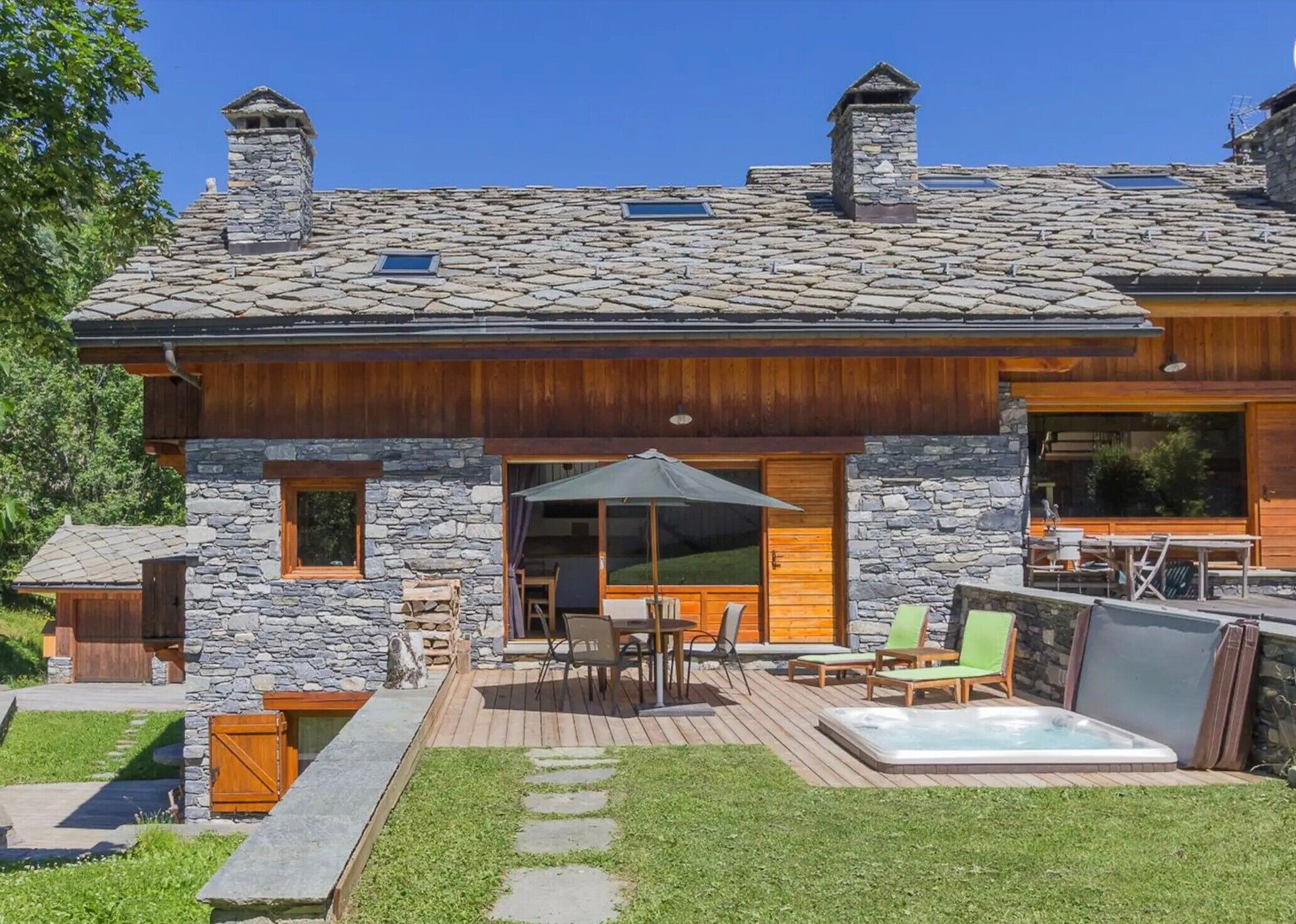 屋外ダイニングエリア