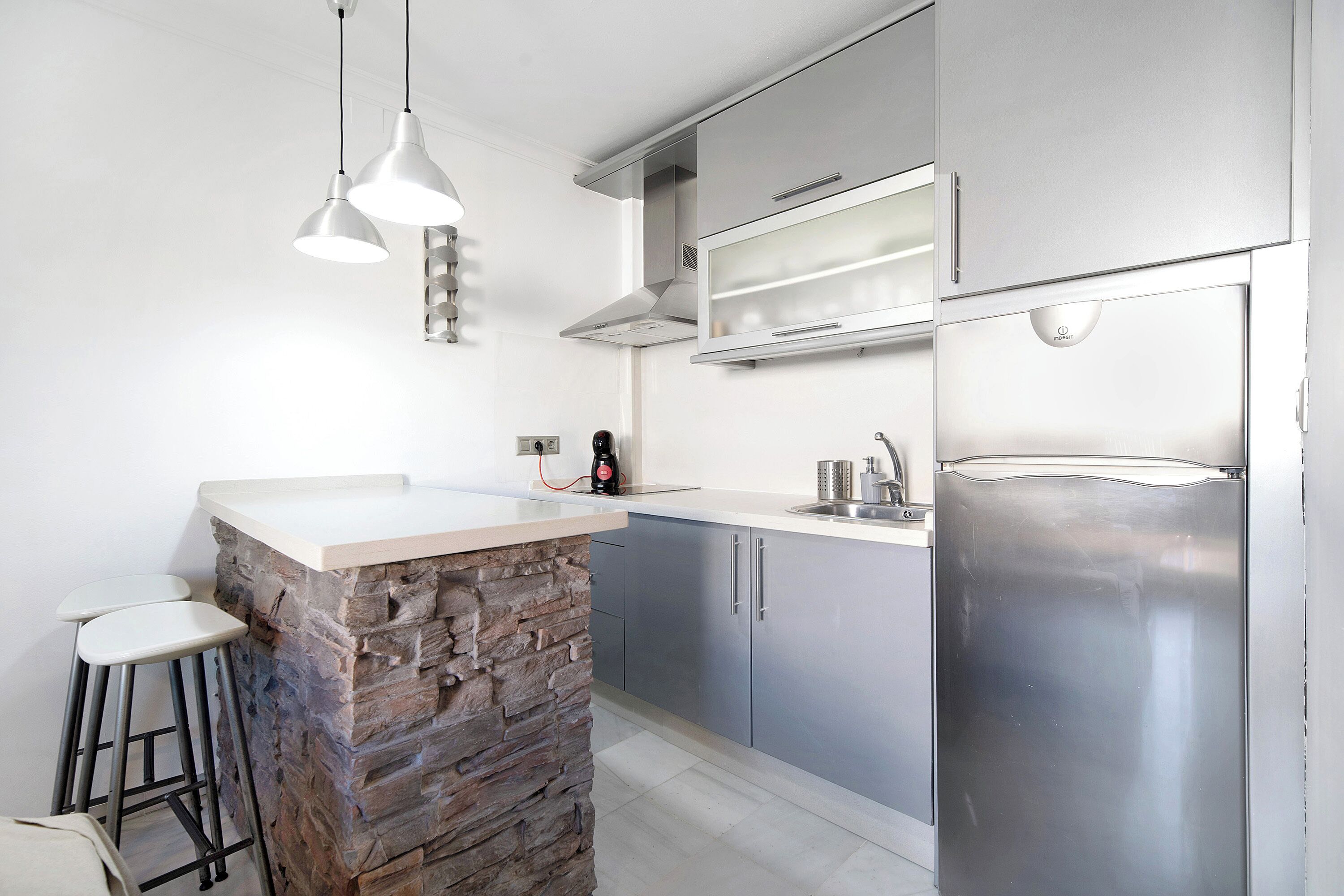 Een koelkast, een magnetron, een oven, een kookplaat