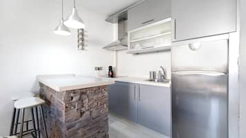 Een koelkast, een microgolfoven, een oven, een kookplaat