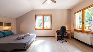 3 bedrooms, iron/ironing board, free WiFi, bed sheets