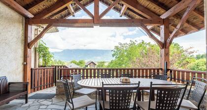 Villa "Gîte Le Chamoyard" with Mountain View, Private Terrace & Wi-Fi