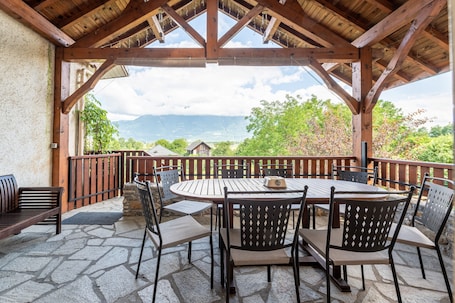 Outdoor dining. Villa "Gîte Le Chamoyard" with Mountain View, Private Terrace & Wi-Fi