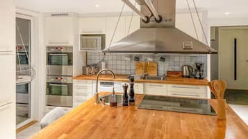 Kylskåp, ugn, diskmaskin och kaffe- och tebryggare